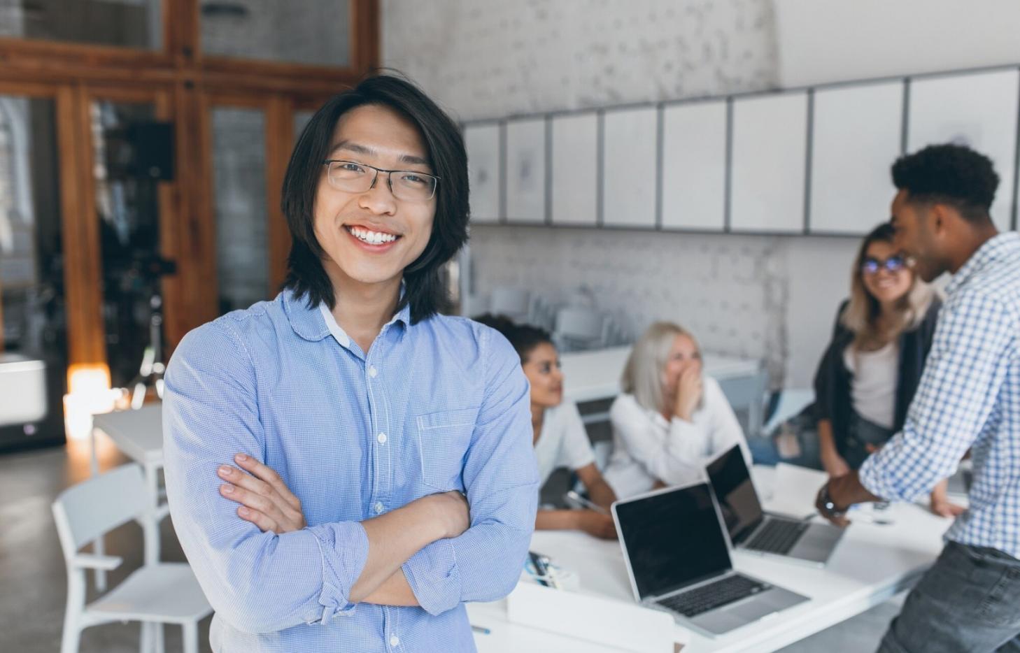 Dashboard con métricas financieras y gráficos de rendimiento empresarial
